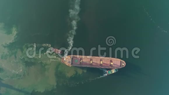 来自大型货船柴油机的硫磺SOx和一氧化二氮NOx的空气污染高空俯视防污公约视频的预览图
