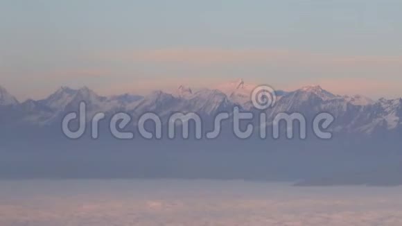 从一架飞越尼泊尔的飞机的靠窗座位上可以看到喜马拉雅山的景色视频的预览图