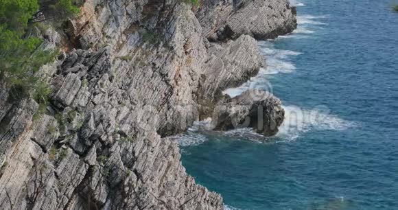 岩石和蓝色波浪状海面俯视图自然背景视频的预览图
