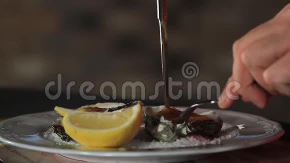 用荷兰酱煮牡蛎的过程荷兰酱酱视频的预览图