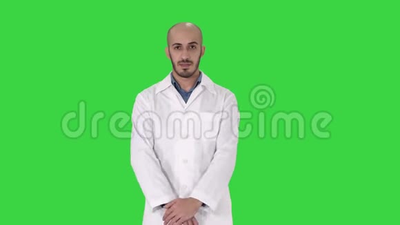 男医生有点紧张害怕站在绿色屏幕上Chroma键视频的预览图