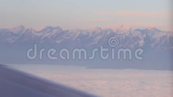 从一架飞越尼泊尔的飞机的靠窗座位上可以看到喜马拉雅山的景色视频的预览图
