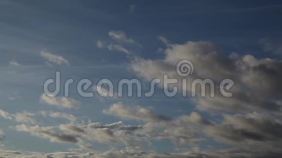 天空中飘浮着白色蓬松的云视频的预览图