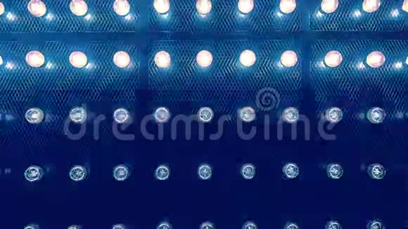 许多明亮的发光和闪烁的玻璃灯幻影蓝色背景与闪烁发光灯泡蓝色幻影视频的预览图