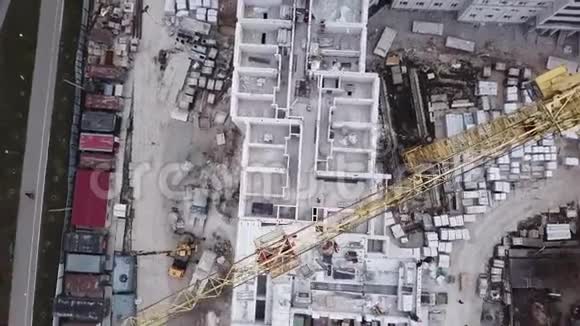 工业塔式起重机在城市建设现场高高矗立新建住宅公寓大楼视频的预览图
