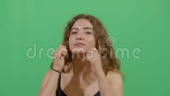 女人掐两个韭菜视频的预览图