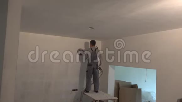 新公寓用磨床抛光墙面视频的预览图