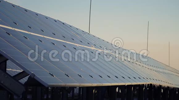 关闭太阳能发电厂的电池板替代现代能源视频的预览图
