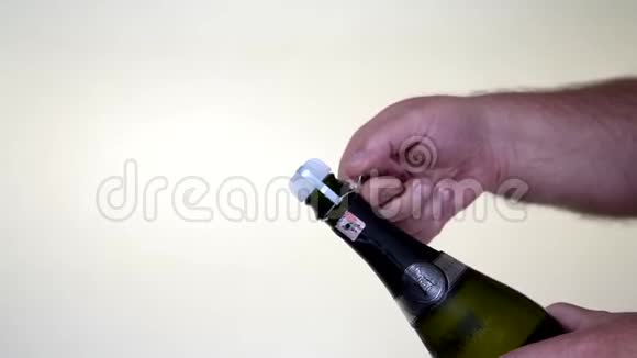 从廉价的塑料软木塞上取下香槟酒瓶铁笼视频的预览图
