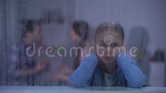 雨天小女孩闭着耳朵父母在房间里吵架冲突视频的预览图