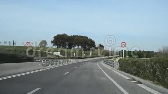 在绿色高速公路上行驶视频的预览图