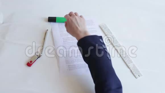 人用记号笔选择文档中的文字视频的预览图