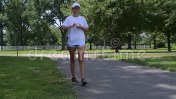 女人在公园的草地上扔一个塑料瓶就走了人们在街上扔垃圾视频的预览图