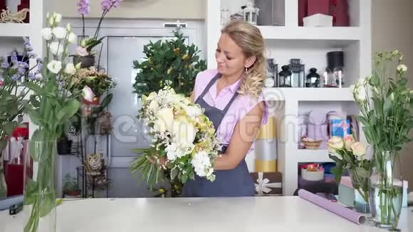 女专业花艺师在花艺工作室制作巨大的花束视频的预览图