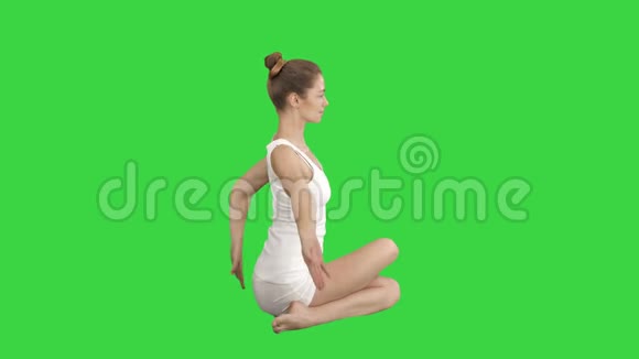 瑜伽或普拉提运动没有垫子Gomukasana牛脸姿势在绿色屏幕Chroma键视频的预览图