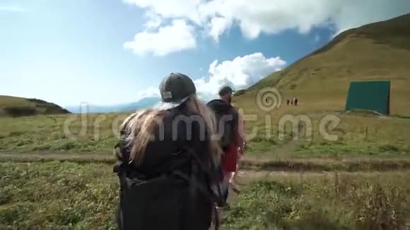 朋友们沿着远足小径散步群友人夏日探险之旅在山地自然户外视频的预览图