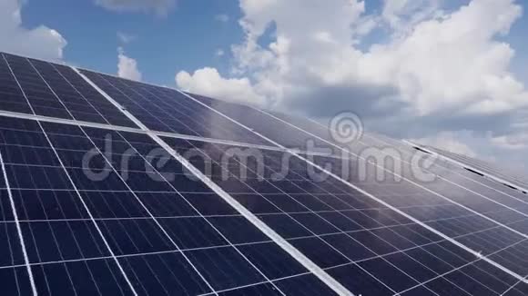 两排太阳能硅板在蓝天背景与云太阳能发电站视频的预览图