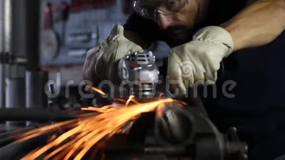 人在车库车间用角磨机护目镜和建筑手套研磨机等工具工作自己动手擦出火花视频的预览图