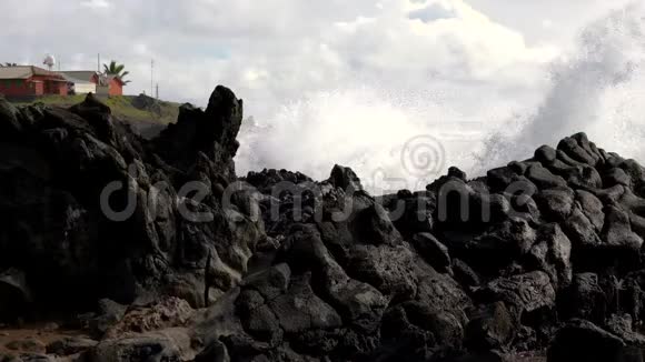 波浪溅起岩石的低视图视频的预览图