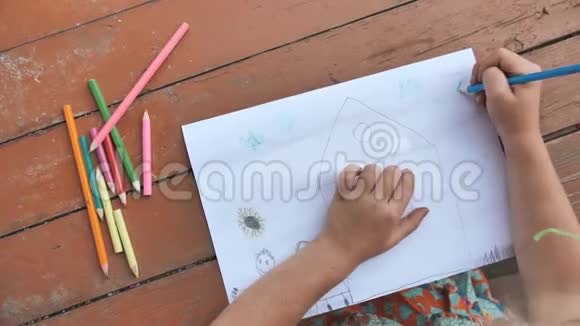 孩子画了一幅画房子和他家人的铅笔新家视频的预览图