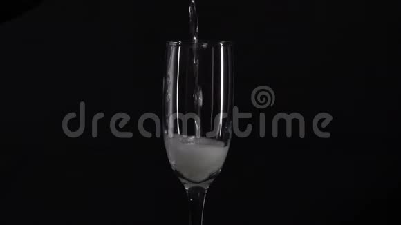 香槟杯特写黑色背景填充视频的预览图