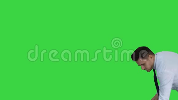 男人用拇指向上拿着扫帚穿着正式的衣服或商业服装在绿色屏幕上扫地后Chroma键视频的预览图
