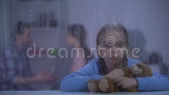女孩在雨天拥抱泰迪熊父亲在后台掐死母亲视频的预览图