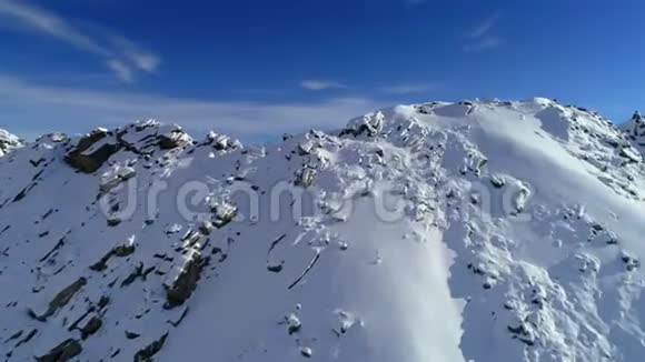 雪山峰航拍视频的预览图