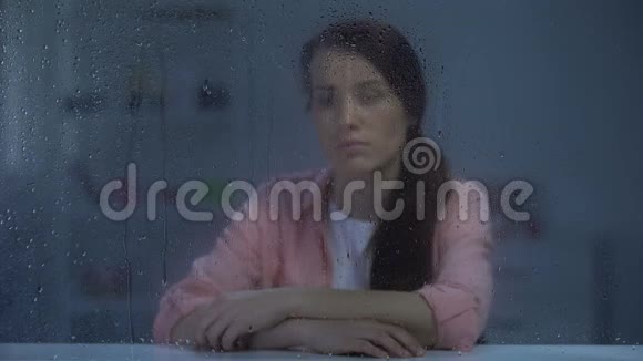 穿着雨窗的女人想着生活问题视频的预览图
