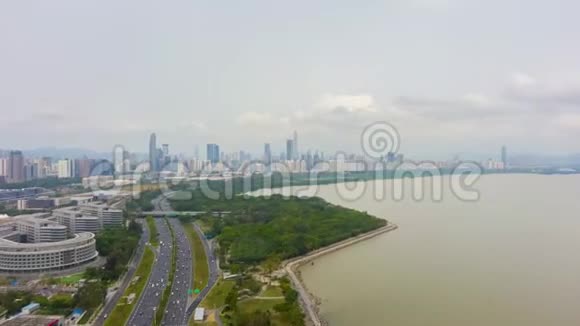 深圳城市在白天福田区城市天际线及海湾公园中国鸟瞰图视频的预览图