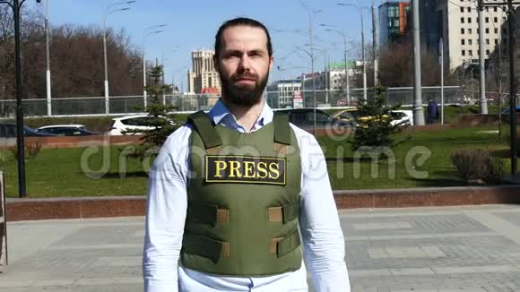 记者戴着背心的麦克风的手臂视频的预览图