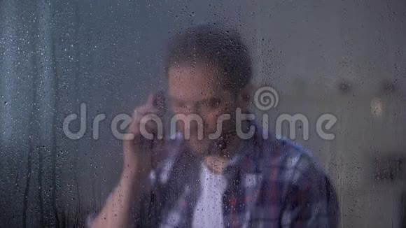 中年男性在雨天后与家人通话失踪亲属视频的预览图
