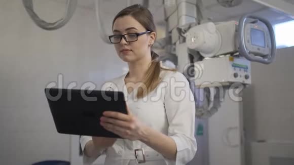 年轻医生检查药片上的诊断X光机视频的预览图
