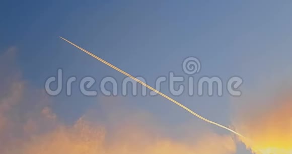 飞机蒸汽路径穿过晴朗的日落天空视频的预览图