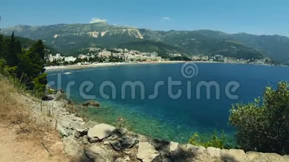 Budva附近Becici镇海岸线度假景观黑山度假海滩蓝色的大海酒店和山区视频的预览图