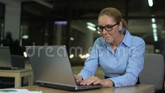 女人眯着眼睛在笔记本电脑上工作时摘下眼镜视力受到影响视频的预览图