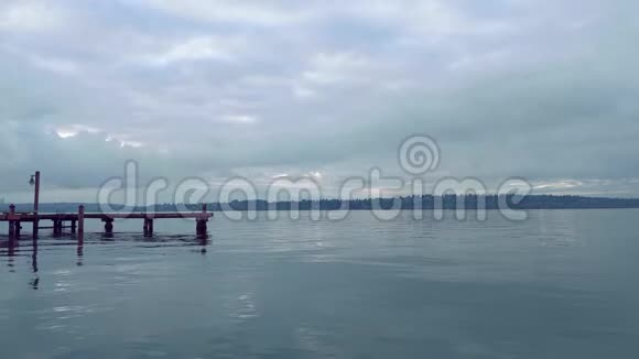 华盛顿湖船坞的宁静景色视频的预览图