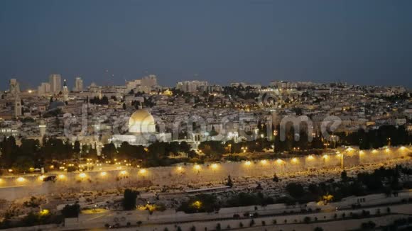 清晨从耶路撒冷的橄榄山拍摄的寺庙山和岩石清真寺穹顶视频的预览图