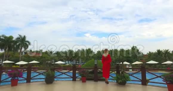 中国饭店里穿红色衣服的年轻女子视频的预览图