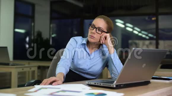 上夜班时坐着讨厌工作的女人加班视频的预览图