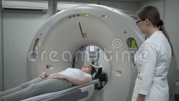 4kX射线过程中CT或MRI扫描机上的女性患者视频的预览图