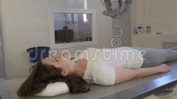 女医生在医院女童诊断实验室进行医用X射线机视频的预览图