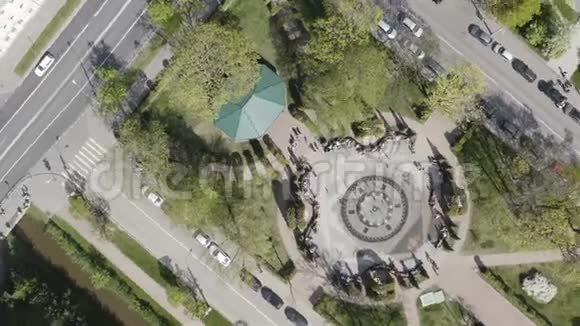 阳光明媚的夏日四方直升机喷泉拍摄视频的预览图