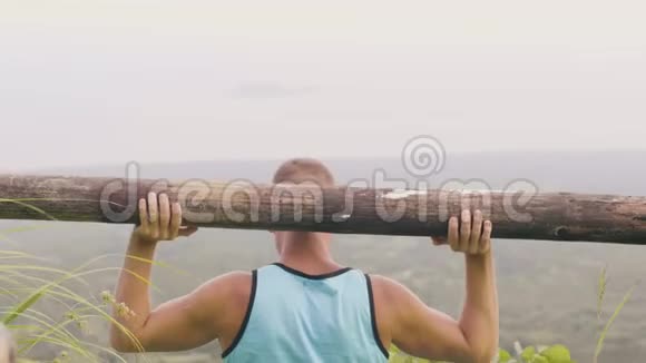绿色山谷木杠铃运动员男子训练压力机练习健身员用木条视频的预览图