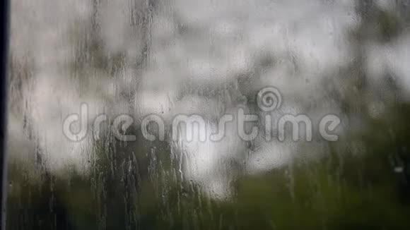 雨天大雨落在窗户表面掉在窗户上视频的预览图