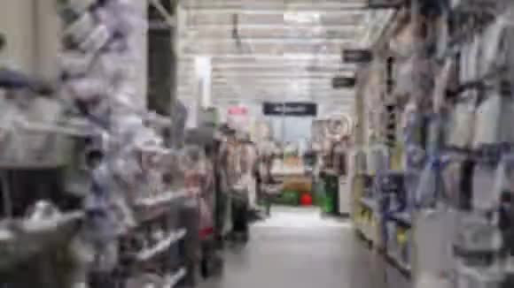 时间流逝POV五金店在货架和货架之间的移动视频的预览图