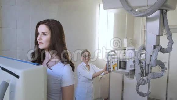 女医生在医院女童诊断实验室进行医用X射线机视频的预览图