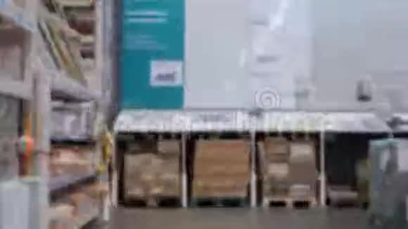 时间流逝POV五金店在货架和货架之间的移动视频的预览图