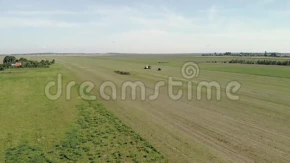 三台收割机农业机械在田间收草耕种视频的预览图