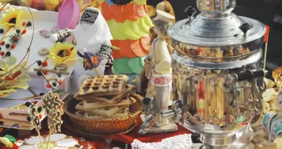 甜蜜的糕点和俄罗斯萨莫瓦尔带甜甜饼饼干和华夫饼的桌子传统茶饮庆祝活动视频的预览图